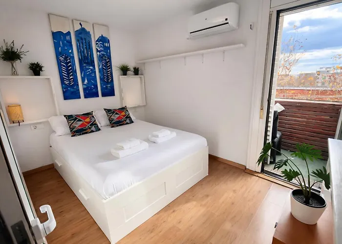 Recién Reformado! Port Forum a 2 minutos Metro a 10 minutos del Mar! 2 Hab y 1,5 Baños Barcellona